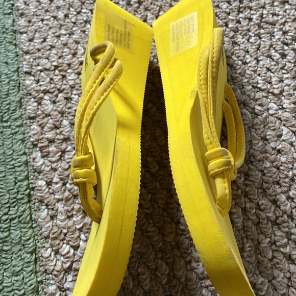 Comfortable Colin Stuart Bright Yellow. Wedge small heel Flip Flop Size 7.5 . - Picture 5 of 9